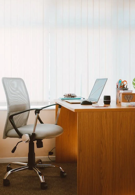 chaise devant un bureau avec un ordinateur