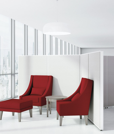 Cloison de bureau haute blanche dans une grande pièce avec deux sièges rouges